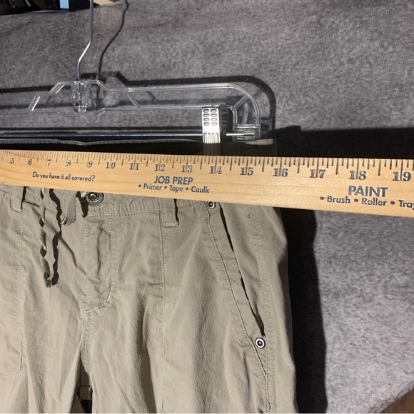 Kuhl Free Range Capri Pants Women 10 Tan Cargo Pockets Hiking. Flower stitching - Picture 5 of 8
